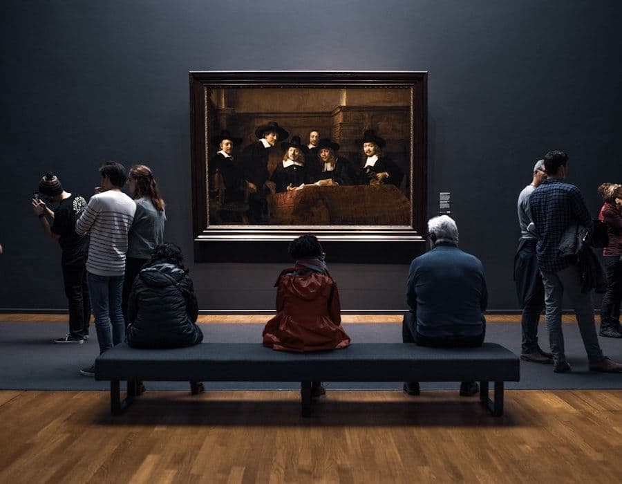 Studenti in visita guidata davanti a un'opera d'arte in Italia