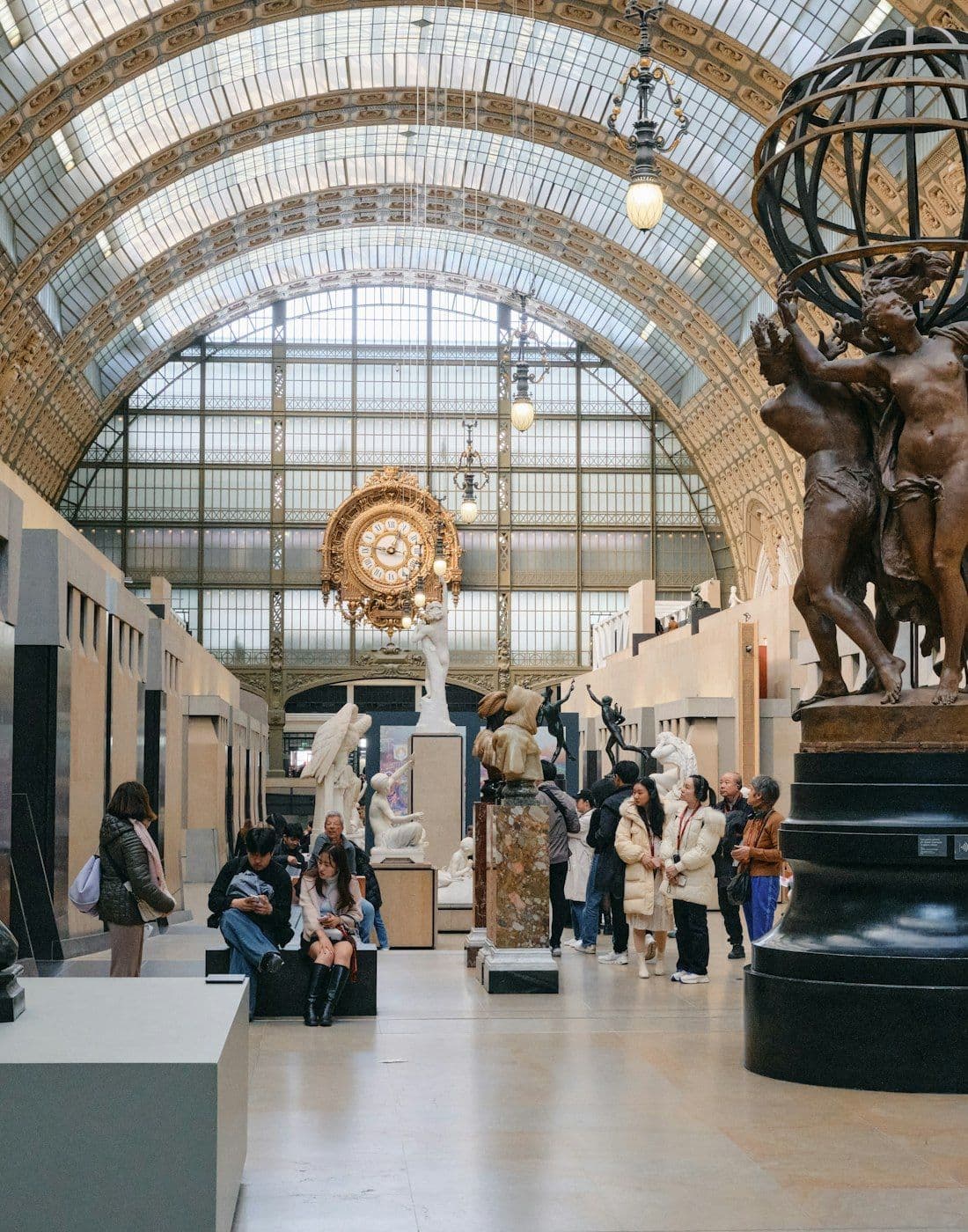 Studenti nella grande galleria di un museo europeo