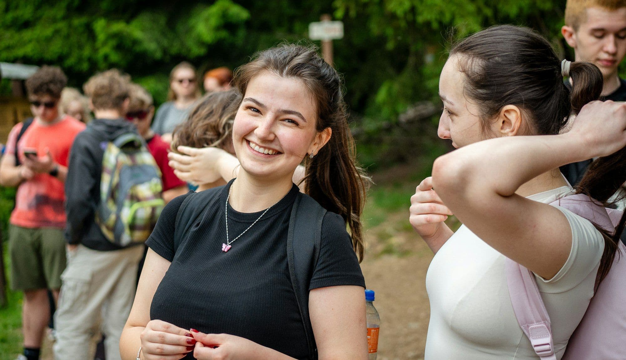 Studentessa sorridente con la classe durante una gita d'istruzione